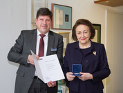 Verleihung der Verdienstmedaille an Gründungsstifterin Dr. Sybill Storz durch Prof. Thomas Hirth Verleihung der Verdienstmedaille an Gründungsstifterin Dr. Sybill Storz durch Prof. Thomas Hirth
