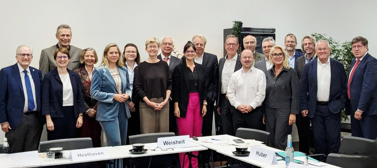 KIT-Stiftung / Mona Klemens Gruppenbild von Kuratorium und Ehrenversammlung der KIT-Stiftung 2025